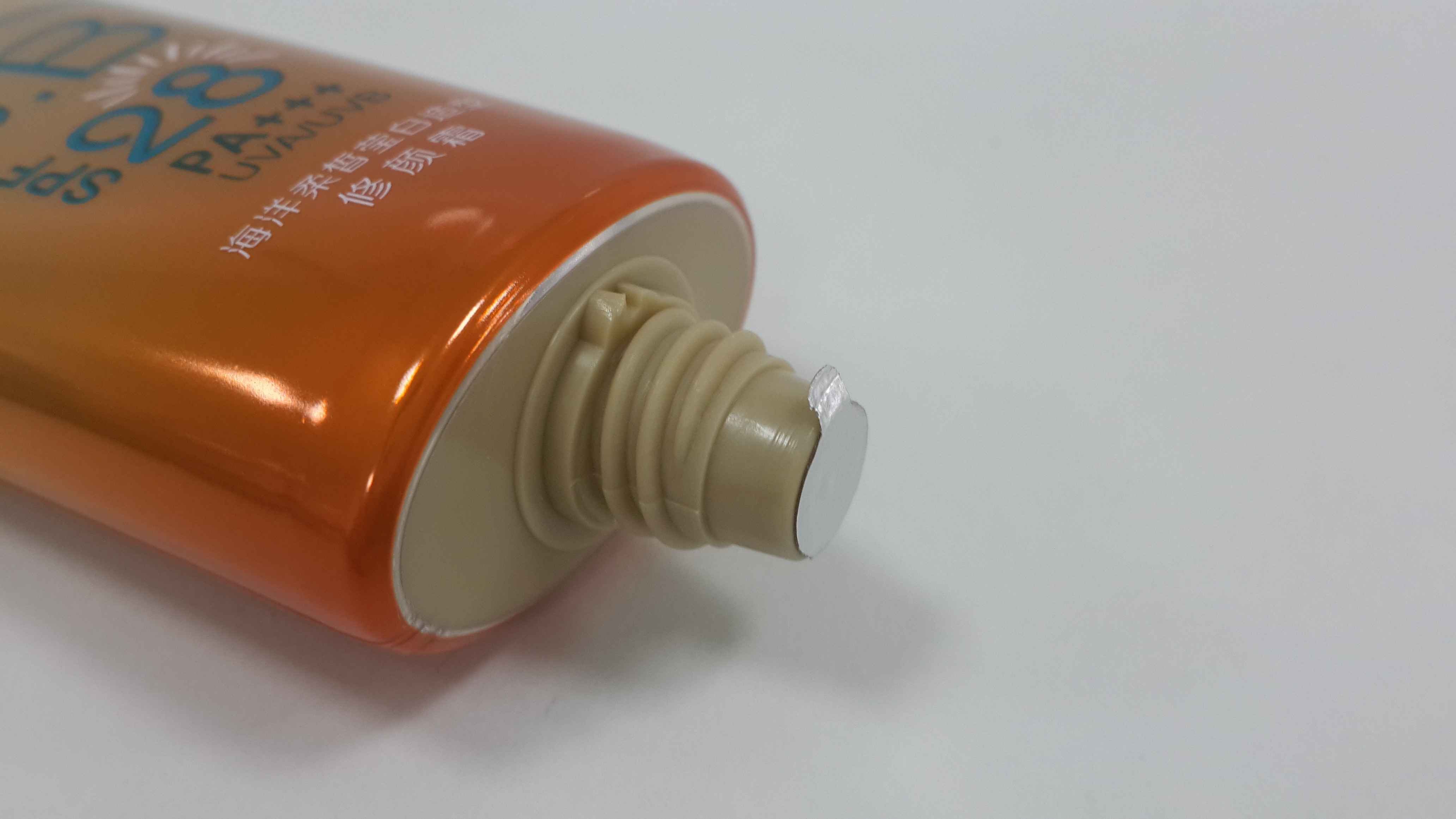 50g Oval Cosmetic Tube Aluminum / EVOH Barrier Packaging Gold Electroplated Oval Cap