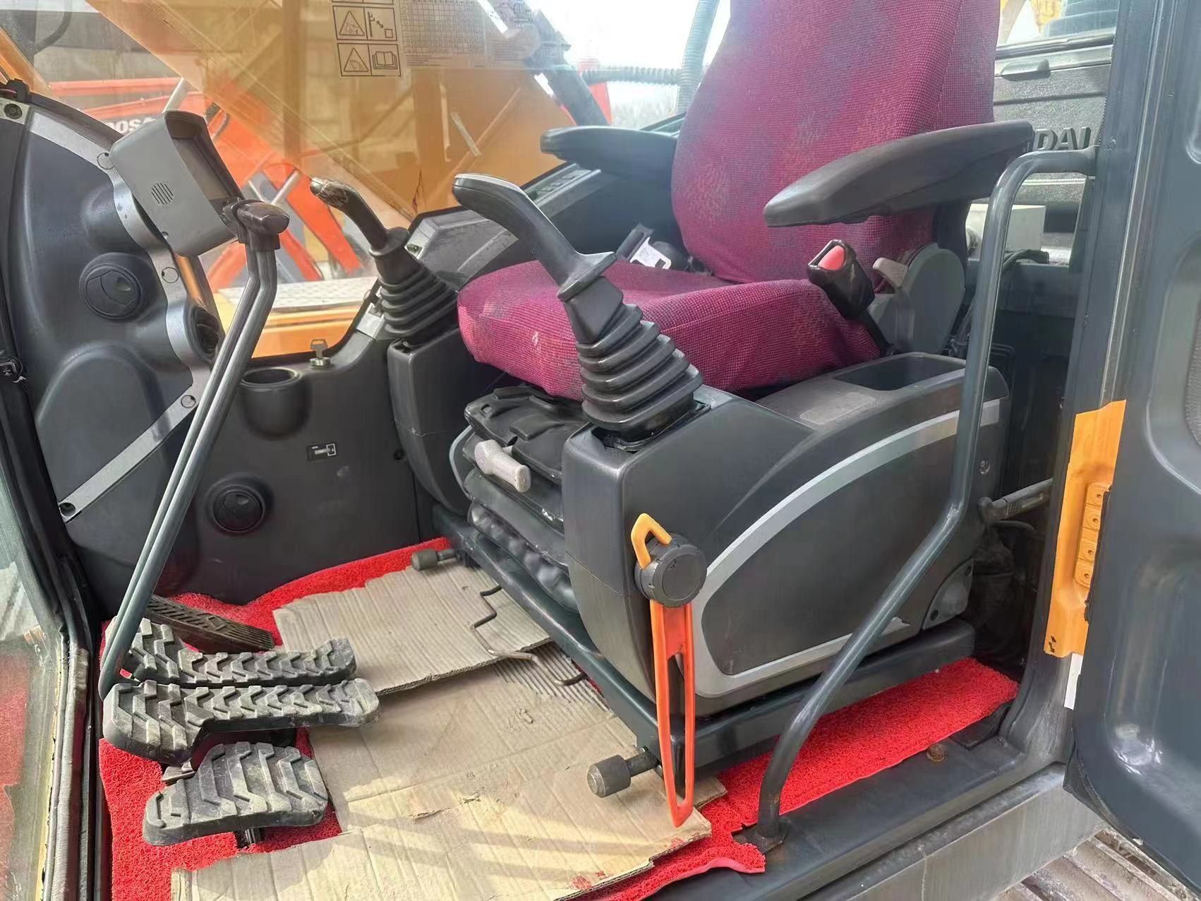 Excellent Condition 22000 KG Hyundai 220LC-9S Crawler Excavator with 112 KW Power