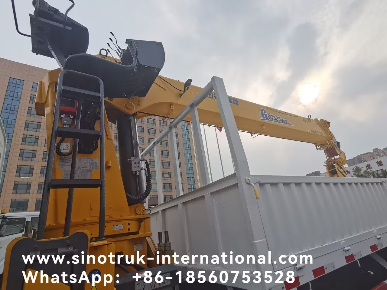 SINOTRUK Truck Mounted Cranes Equipment 12 Tons XCMG For Lifting 6X4 400HP