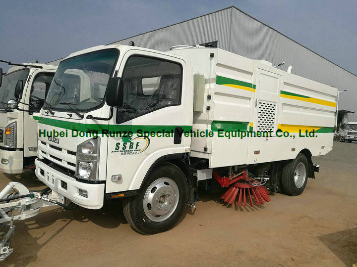 Multifunctional ISUZU Road Cleaning Truck , Vacuum Broom Sweeper Truck