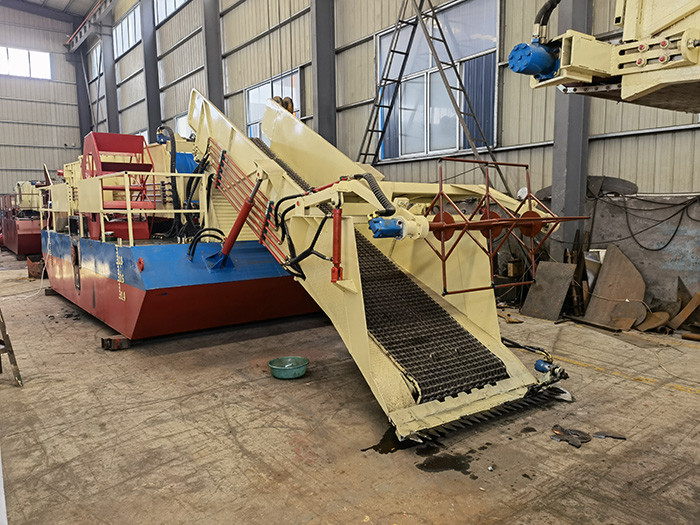 8CBM 80kw Eco Harvester Are Used To Collect And Clean River Water Plants