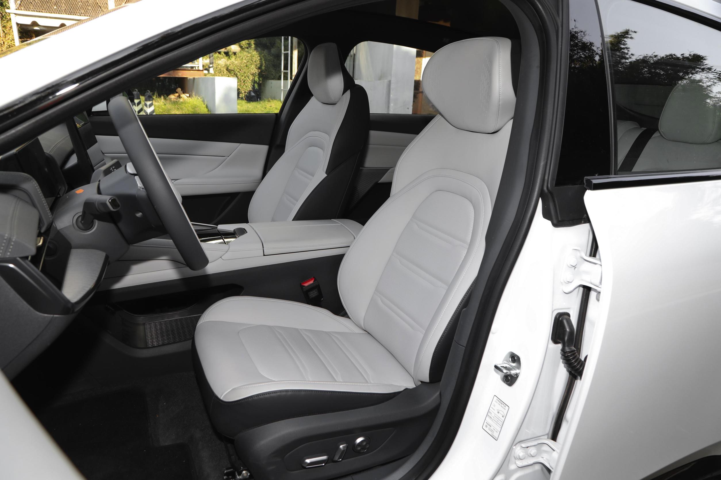 High Speed Pure Electric Sedan Dongfeng Yipai 007 5-door 5-seat Body Structure and 2915mm Wheelbase