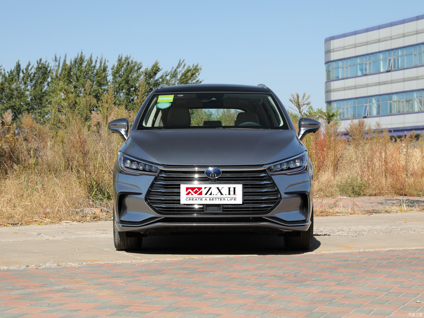 Electric car the flagship B YD Song PLUS made in China a five-door five-seat compact SUV has a range of 505 kilometers new car