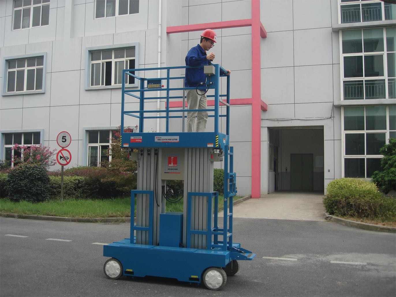 Hydraulic Electric Scissor Lift Self Propelled , Dual Mast 10m Aerial Boom Lift