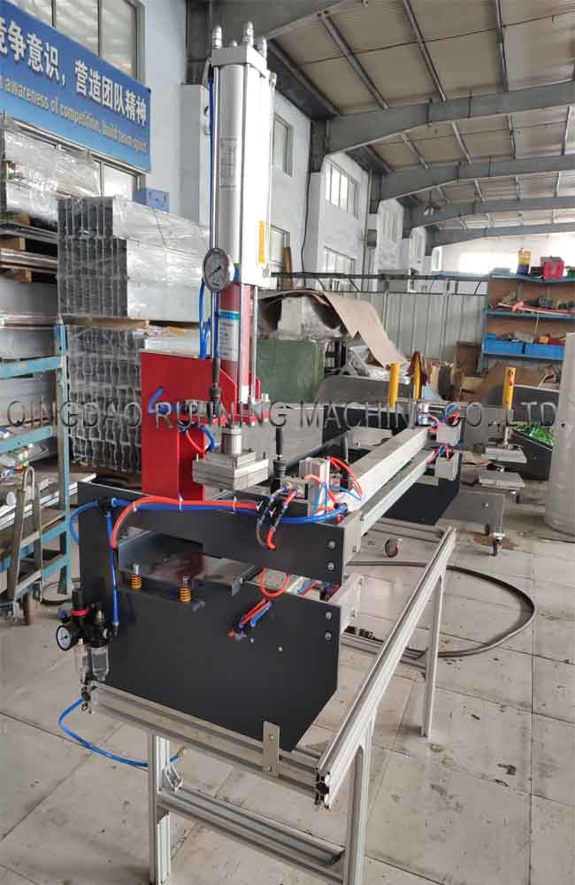 Sharp 1600mm PU PVC Conveyor Belt Slitting Machine V Finger Punching Machine Durable