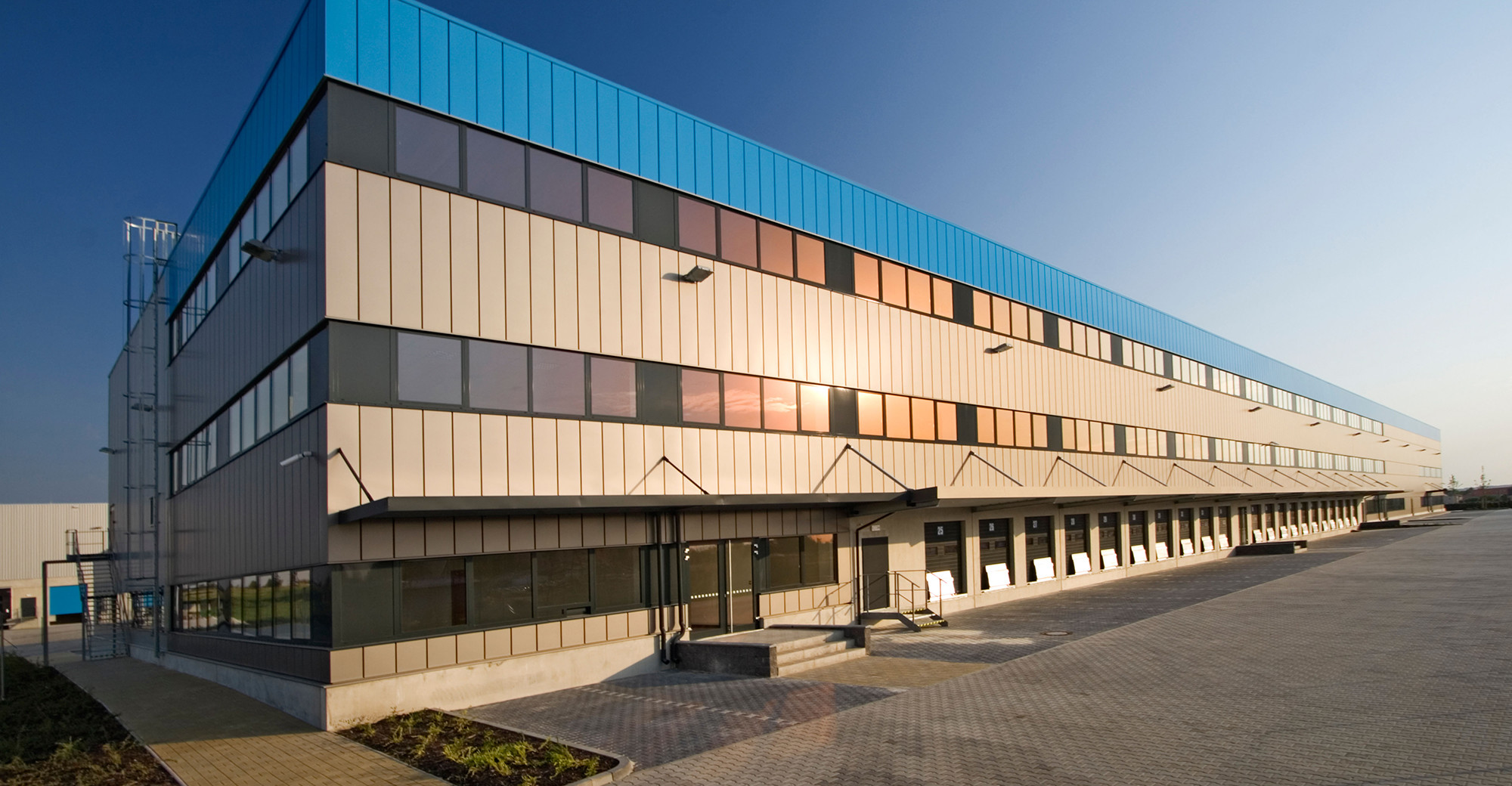 white Modular Prefab Building Construction Structure Workshop pre engineered steel buildings