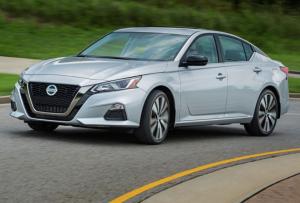Quality Automatic Transmission 5 Star PETROL Nissan Car Seating Capacity 5 Fuel Economy 7.2L/100km wholesale
