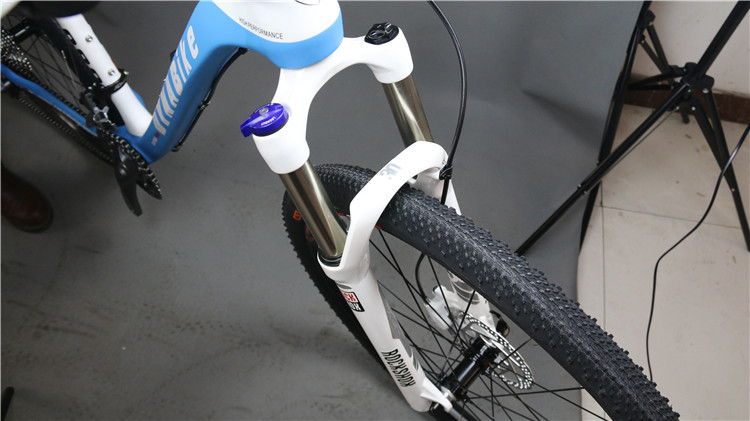 New design high grade OEM 26 inch carbon MTB bicicle with Shimano 24/27/30 speeds