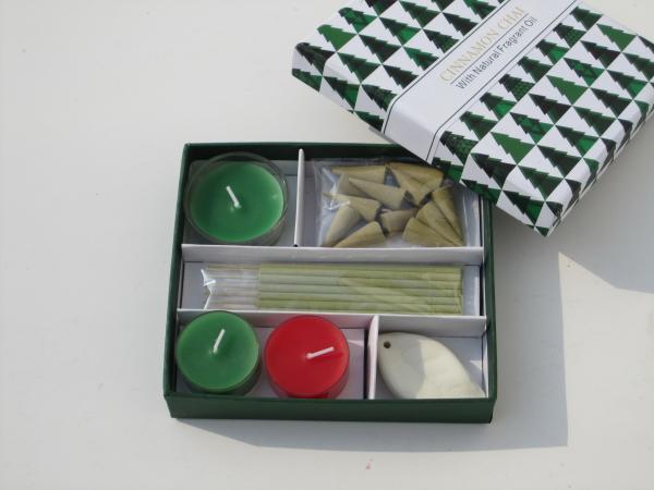 Red & Green Cinnamon chai fragrance scented tealight candle & holder packed into