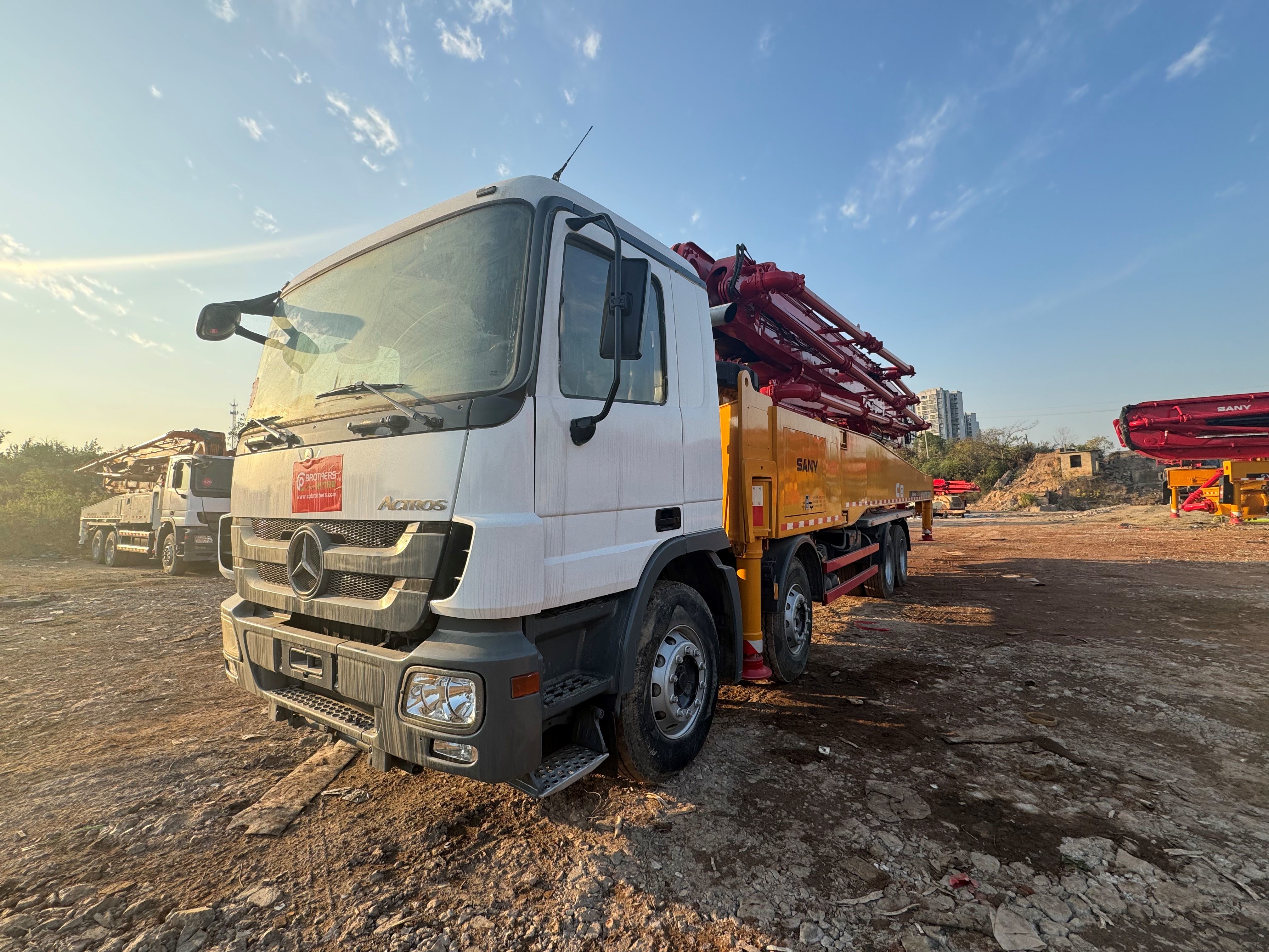 Semi-Dry Shotcrete Type Concrete Pump Truck 52 Meters Installed on Mercedes Chassis with Total Weight of 41330kgs