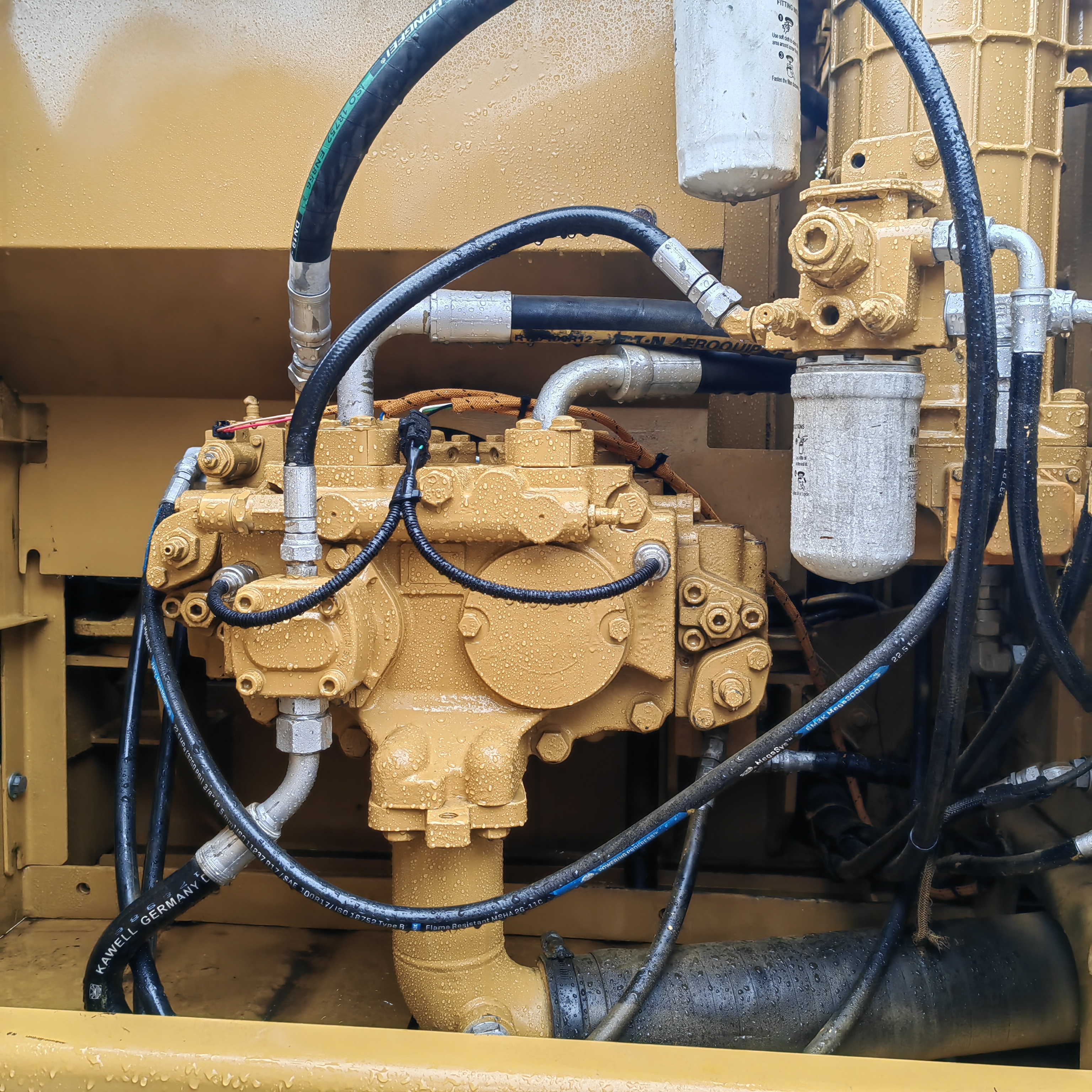 Original Japan Used CAT 320 Excavator in and with Original Hydraulic Valve