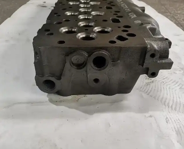 Durable Materials 6754-11-1101 4936081 Cylinder Heads for Komatsu Excavator PC220-8 6D107 Diesel Engine Valve 4