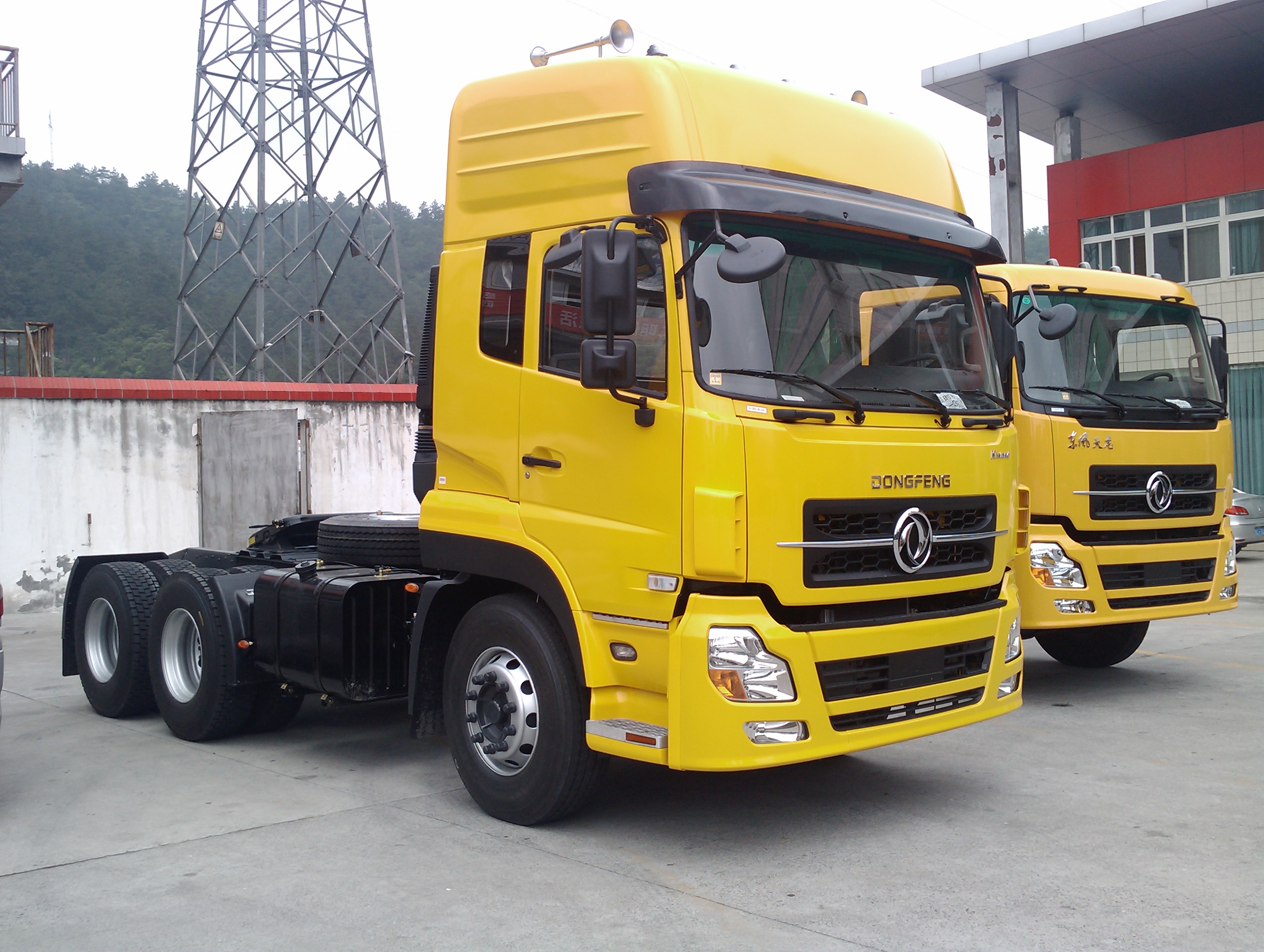 Automatic 4x4 Pick up Van Truck with Cargo Tank Dimension of 4930/5995x2150x2300 mm