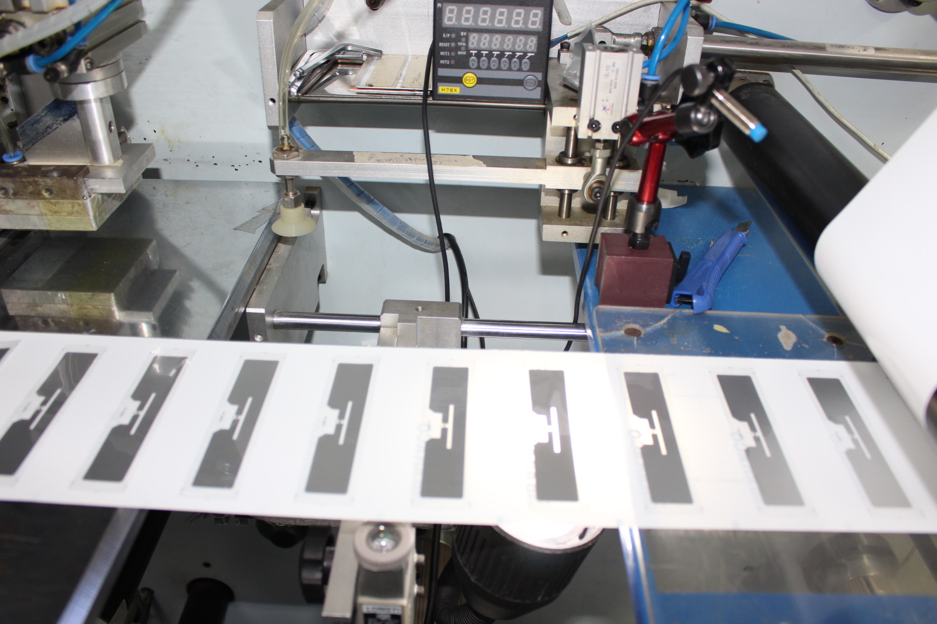 215 213 Chip Rewritable Passive NFC Tag Roll 0.07mm Thickness 13.56mhz