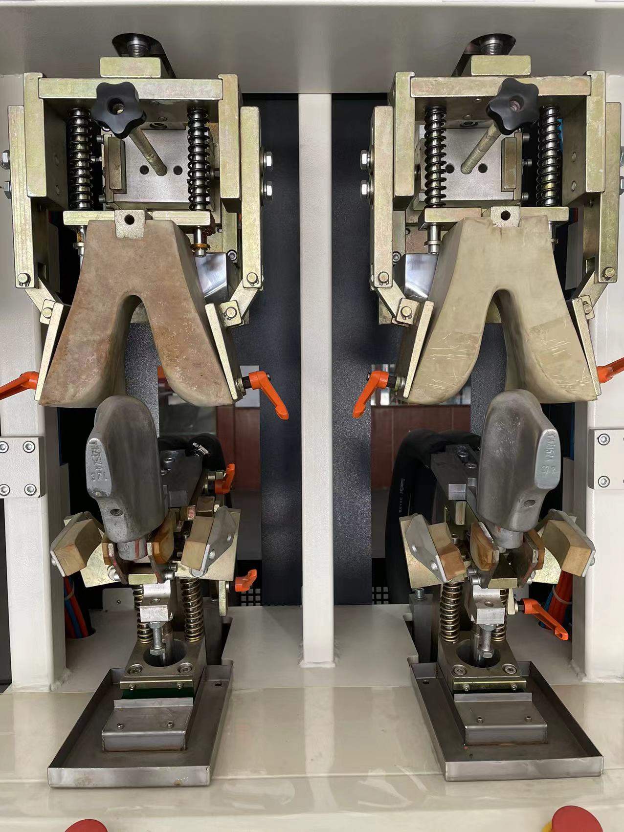Automatic High Speed Shoe Moulding Machine For Back Heel Molding And Shaping