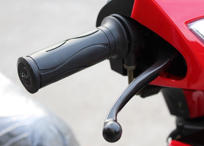 Red Plastic Body Gas Motor Scooter , Gas Powered Mopeds For Adults 80km/h Max Speed