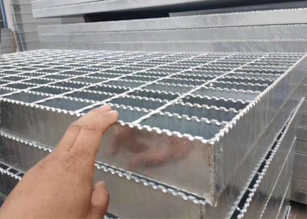 Cheap 100X8mm ASTM A123 Steel Serrated Bar Grating Stair Treads for sale