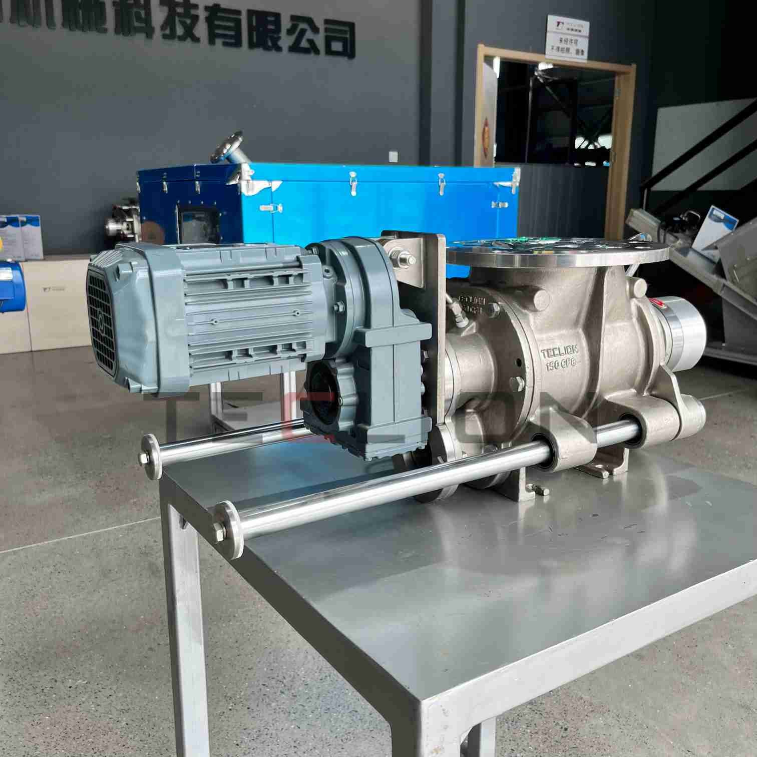 Rotary valve is used for pneumatic conveying, with a detachable rotor and a cleaning type structure