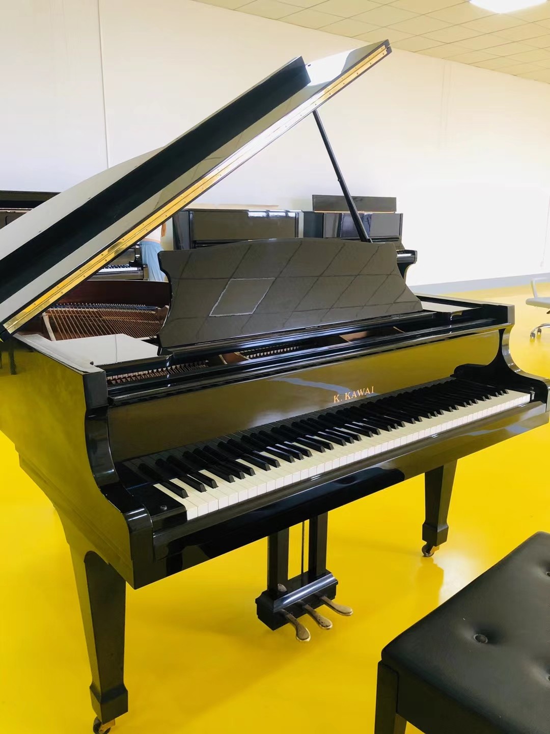 Best Price Acoustic upright second hand piano Black Color with second hand piano bench and accessories pre owned