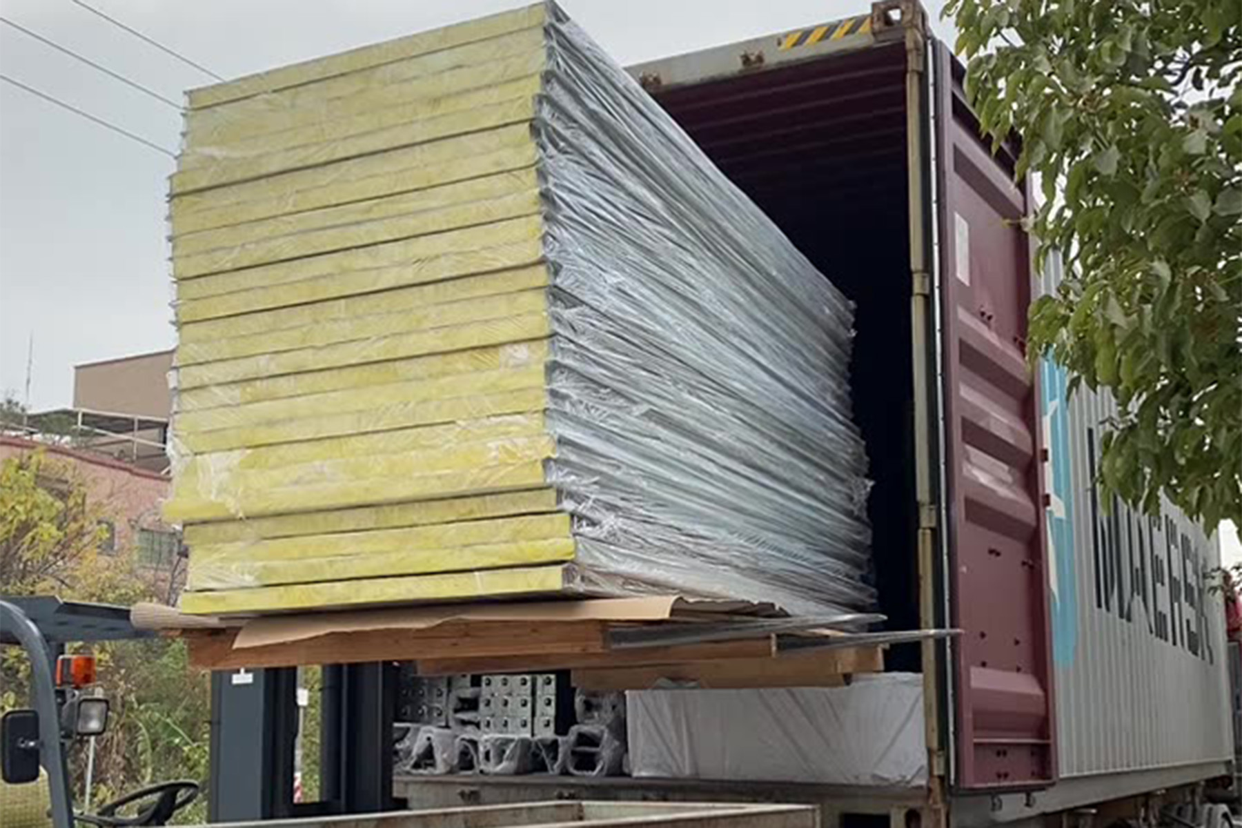 Weather Resistant Flat Pack Container House Customized With Q235 / Q345 Light Steel Frame