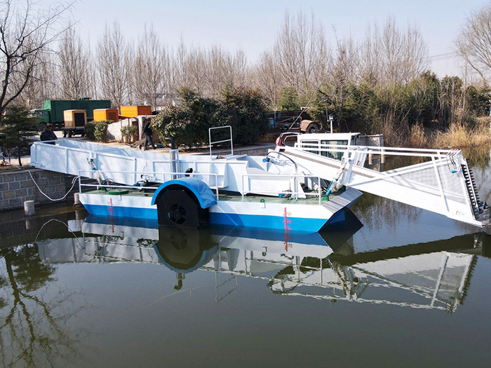 Floating Algae 8CBM Aquatic Plant Harvester Is Designed To Be Nine Meters
