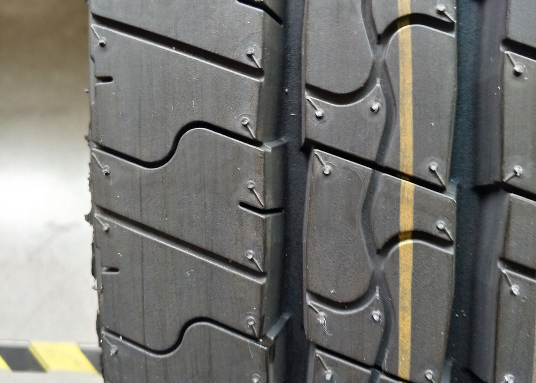 255/70R22.5 Size Low Profile Tires 17.5 - 22.5 Inch Diameter Large Load Capacity