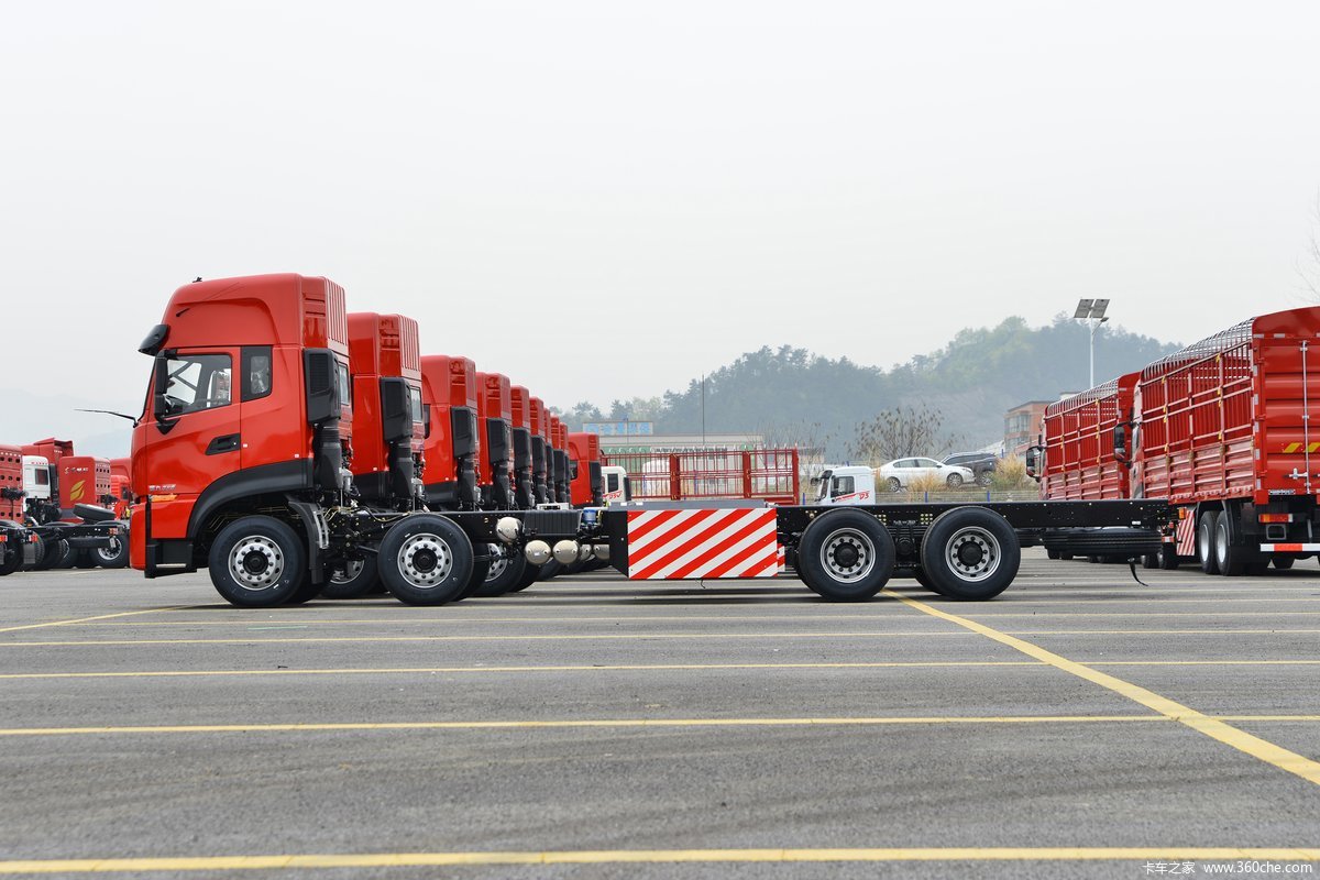 8X4 Dongfeng Heavy Truck 1-10T CNG Truck With Diesel Fuel And Automatic Transmission