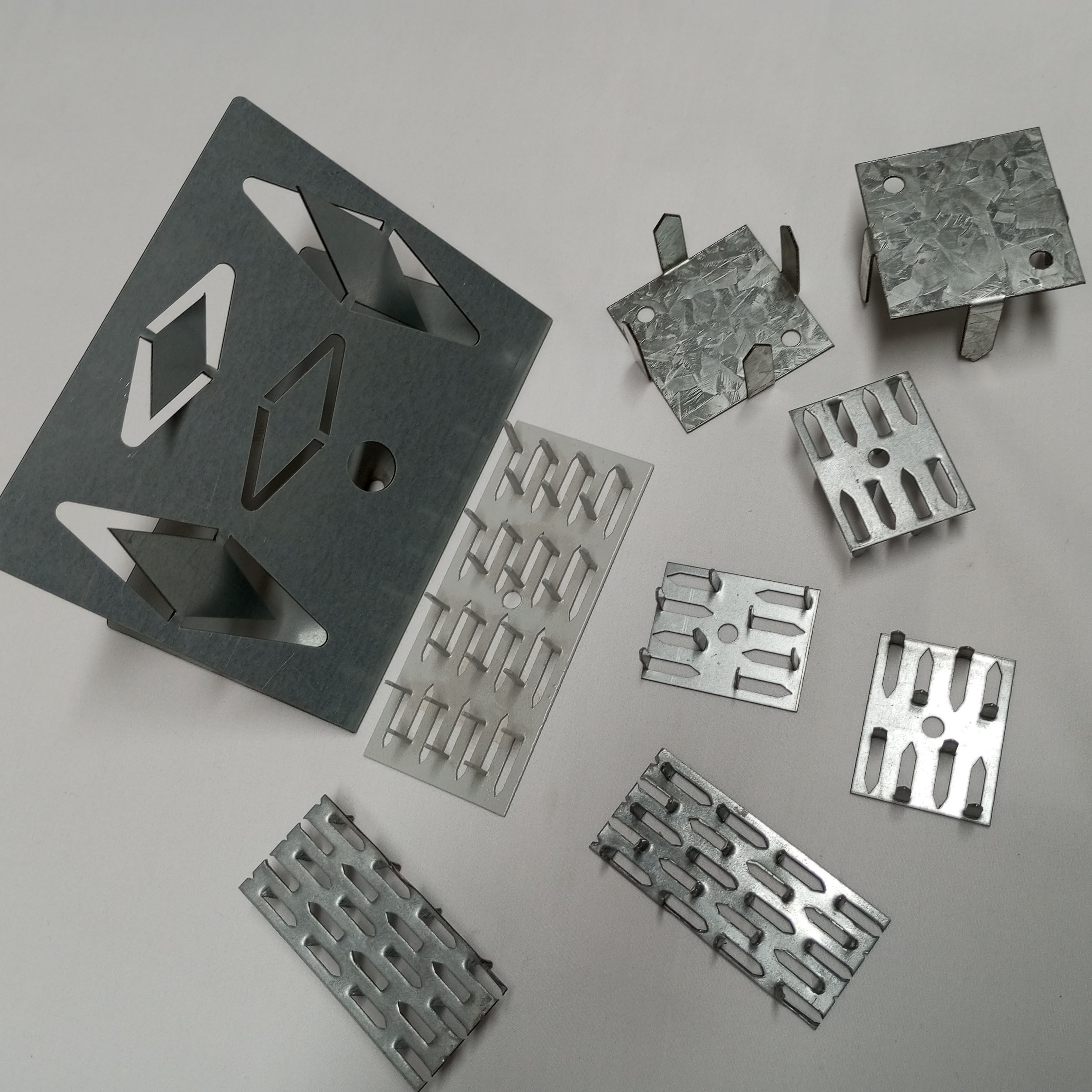 Rust Resistant Impaling Clips For Easy And Secure Drywall And Wood Paneling