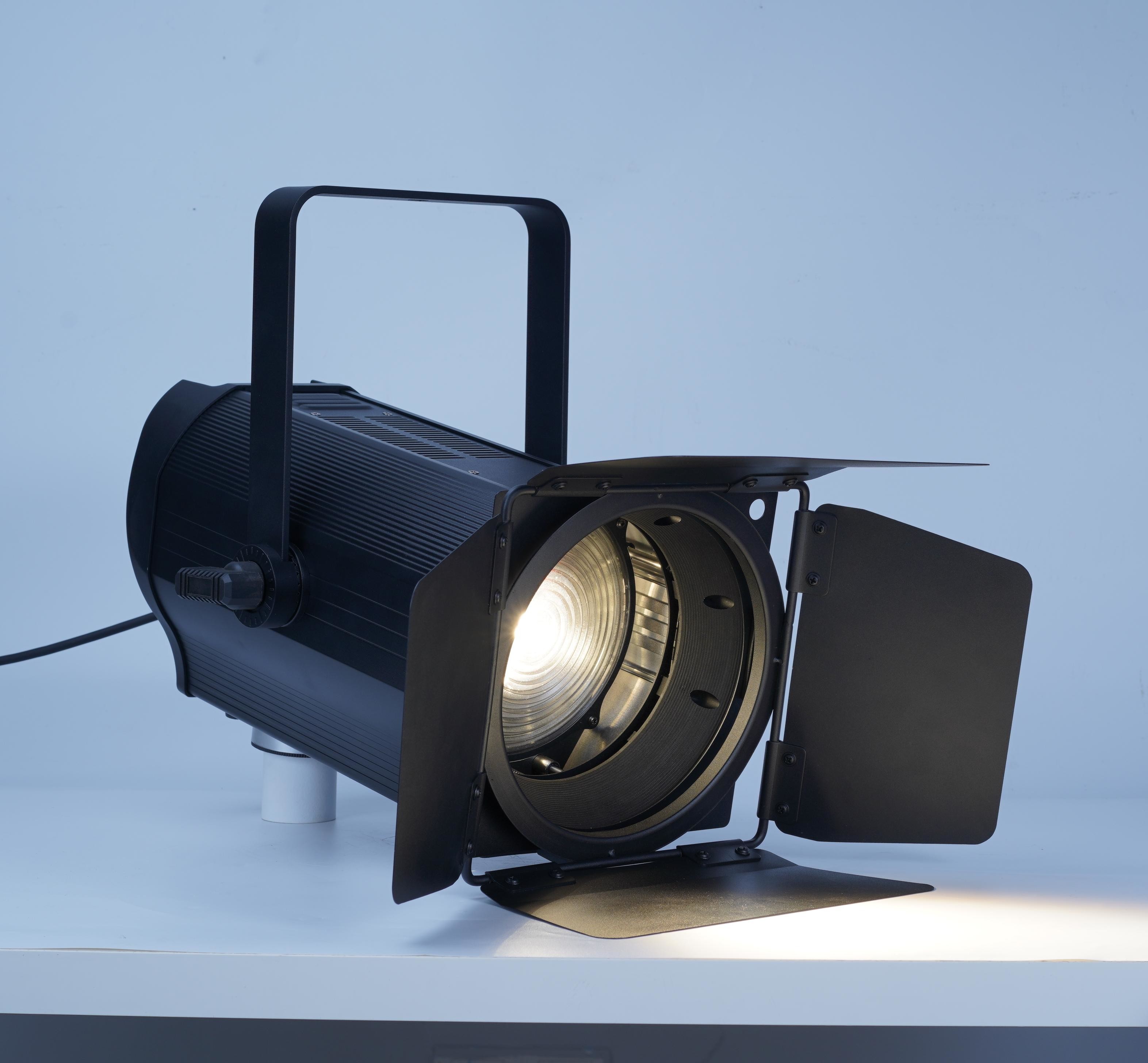 150W Single Color Fresnel Spotlight Auto Zoom COB LED without Fan no Noise