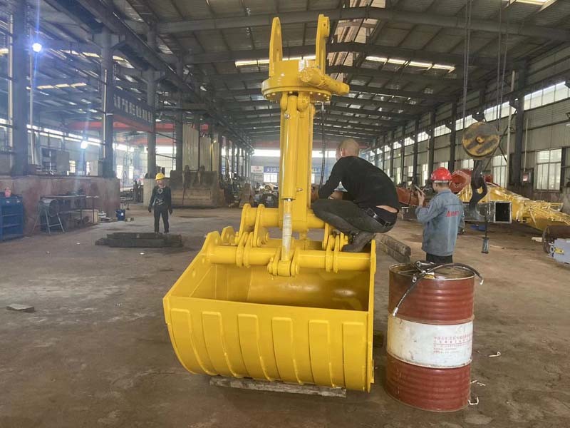 Excavator Telescopic Arm With Clamshell Bucket 0.3cbm For Loading Bulk Cargoes