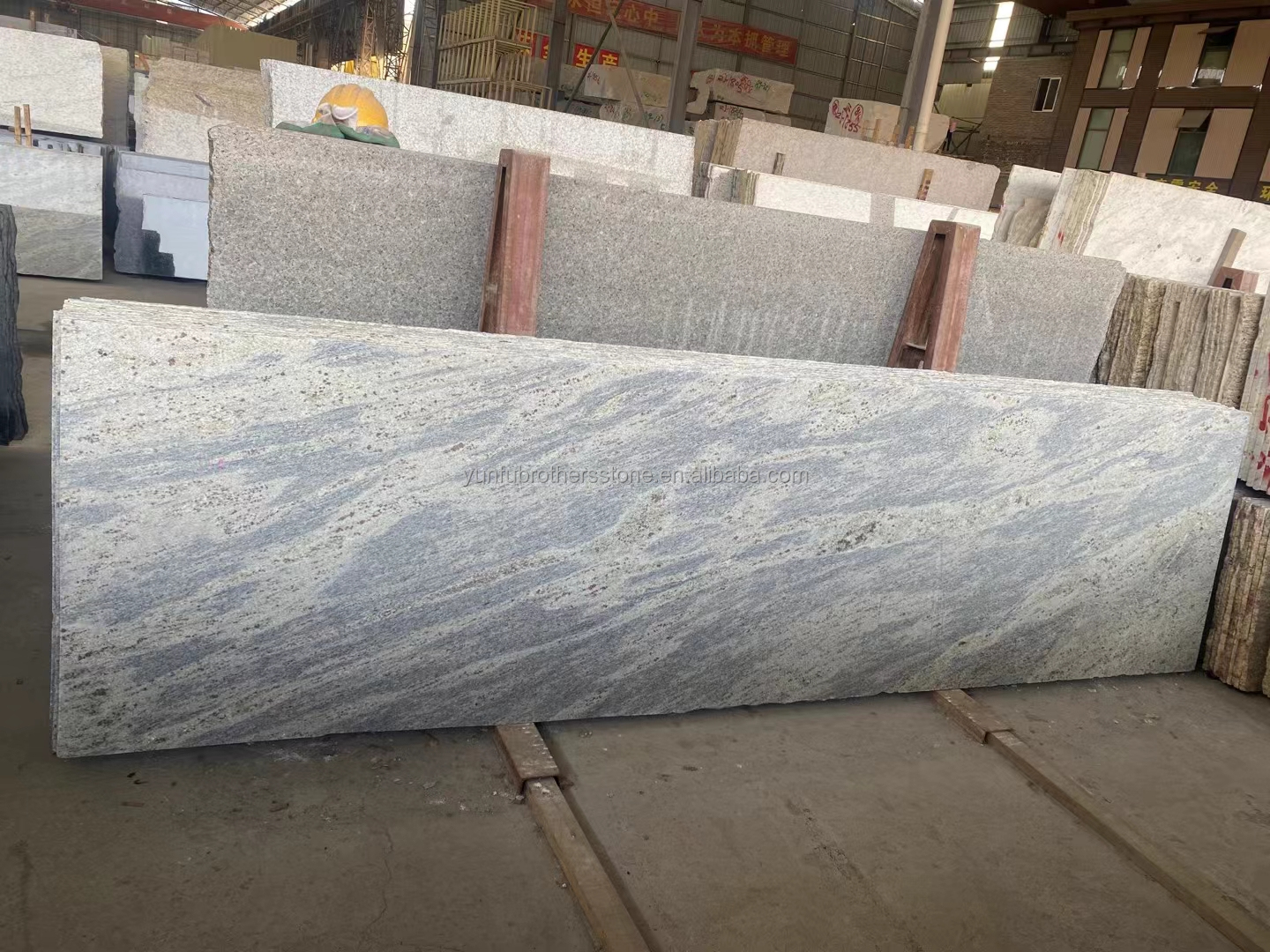 Cut-To-Size White Texture Granite Slab Exported from India for Villa and Hotel Design