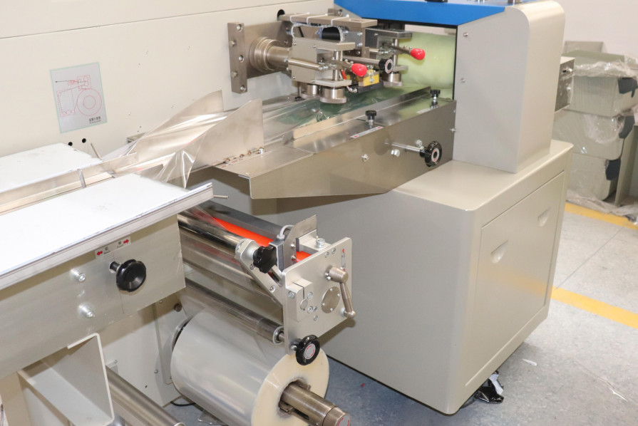 Automatic Food Pillow Type Packing Machine 50Hz 2.5KW Continuous Sealing