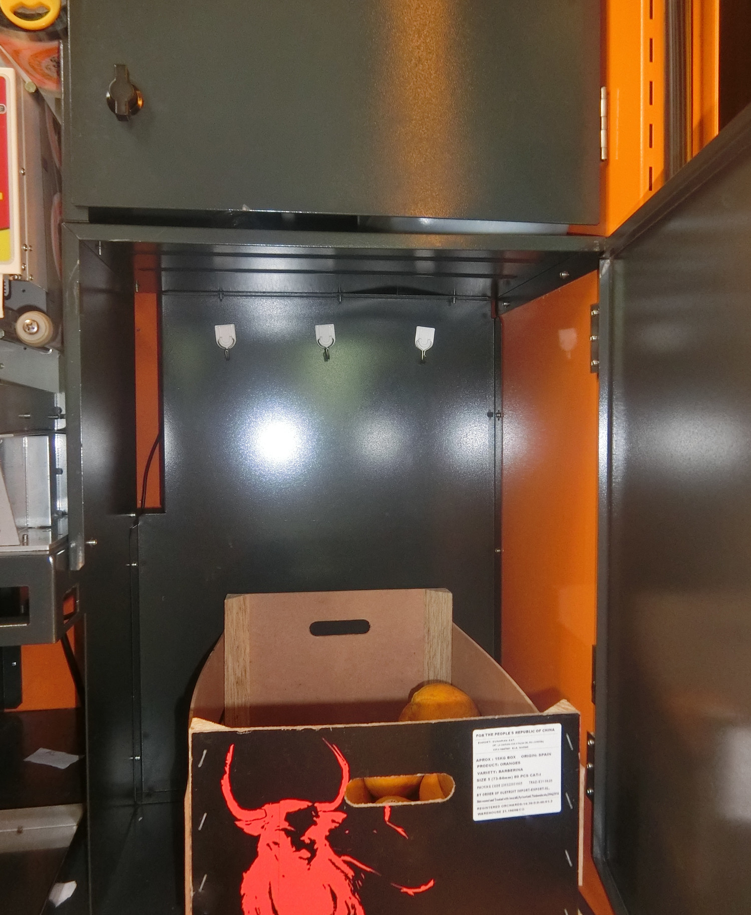 ORANGE JUICE VENDING MACHINE 100% BIO SAFETY, 100% PROOF-COVID