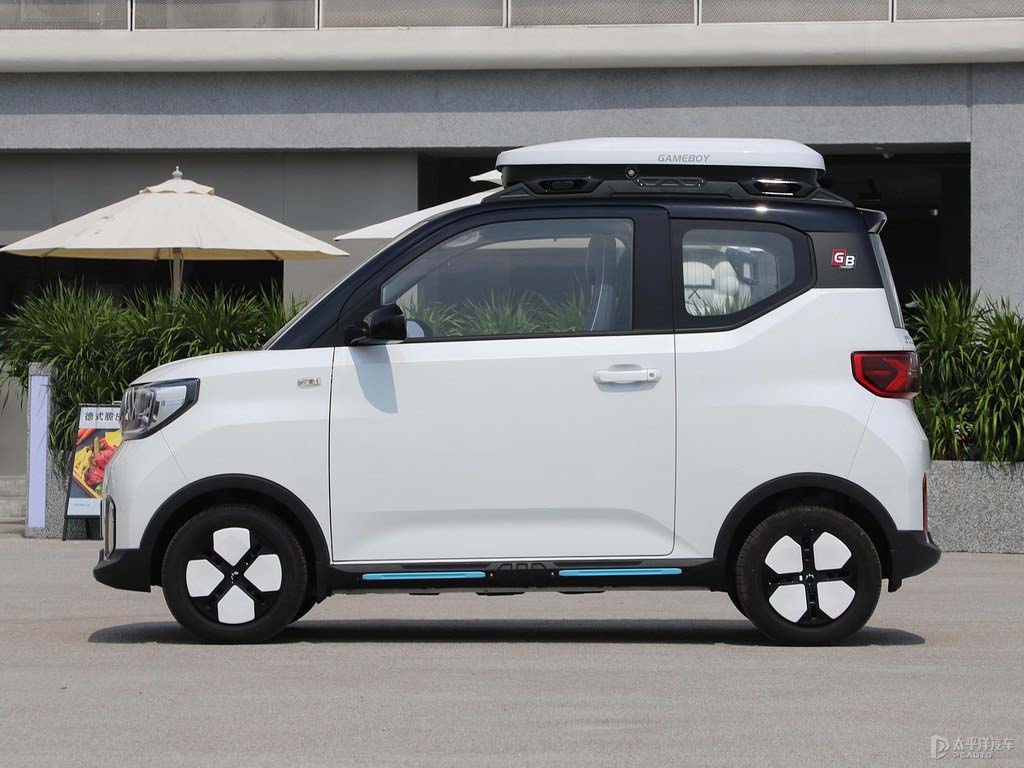 Small mini electric vehicle made in China spot sale by SAIC Wuling