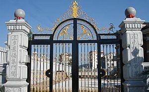 Quality Waterproof Courtyard Iron Gates Powder Coated Frame Finishing Black Color wholesale