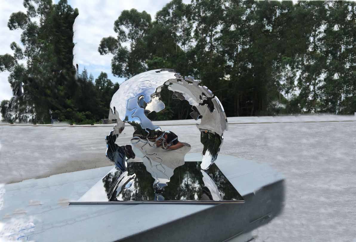 Creative Handmade Indoor Metal Sculptures Hand Art Artificial Style Mirror Polished