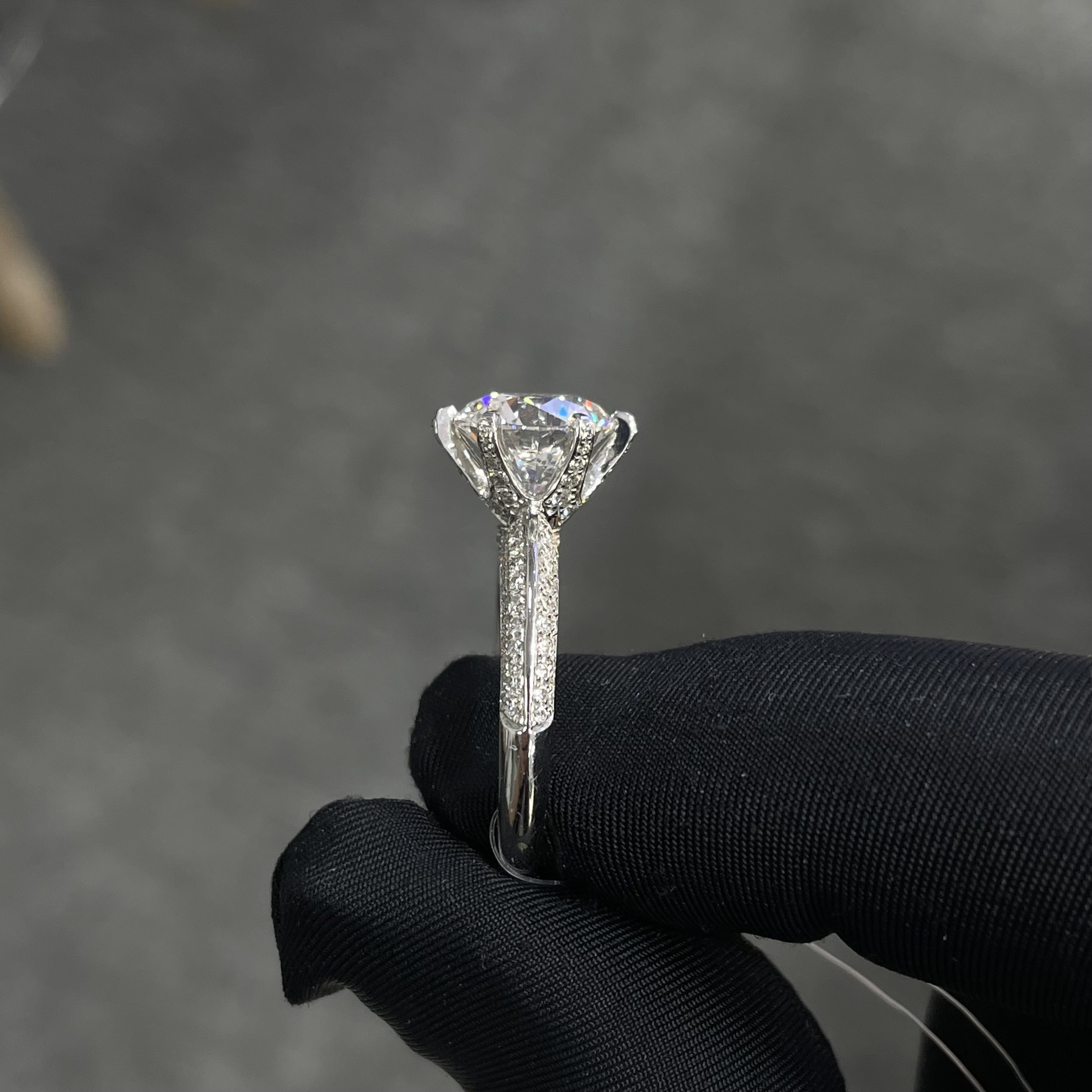 Lab Grown Diamond Rings 3.01ct CVD White F VS2 Half Of Country Style Round
