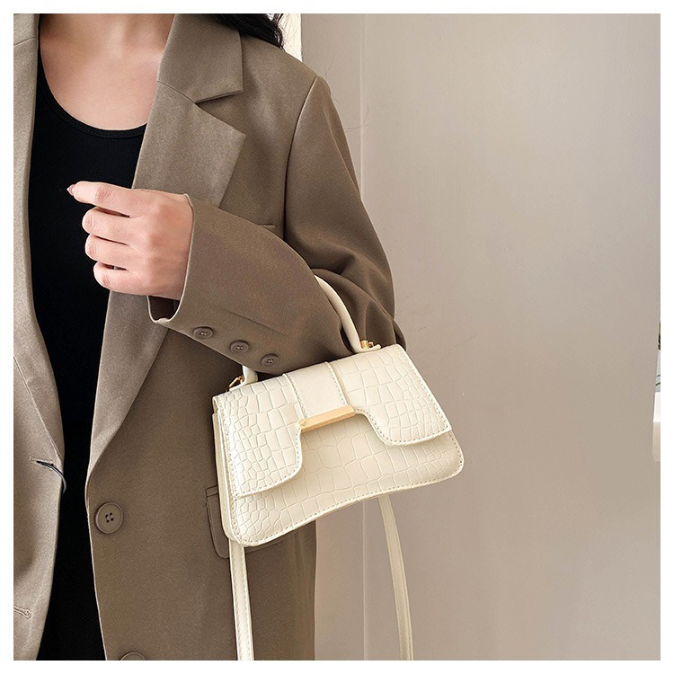 Small Durable Chains Decoration Female Crossbody Messenger Bag for Women's Convenience