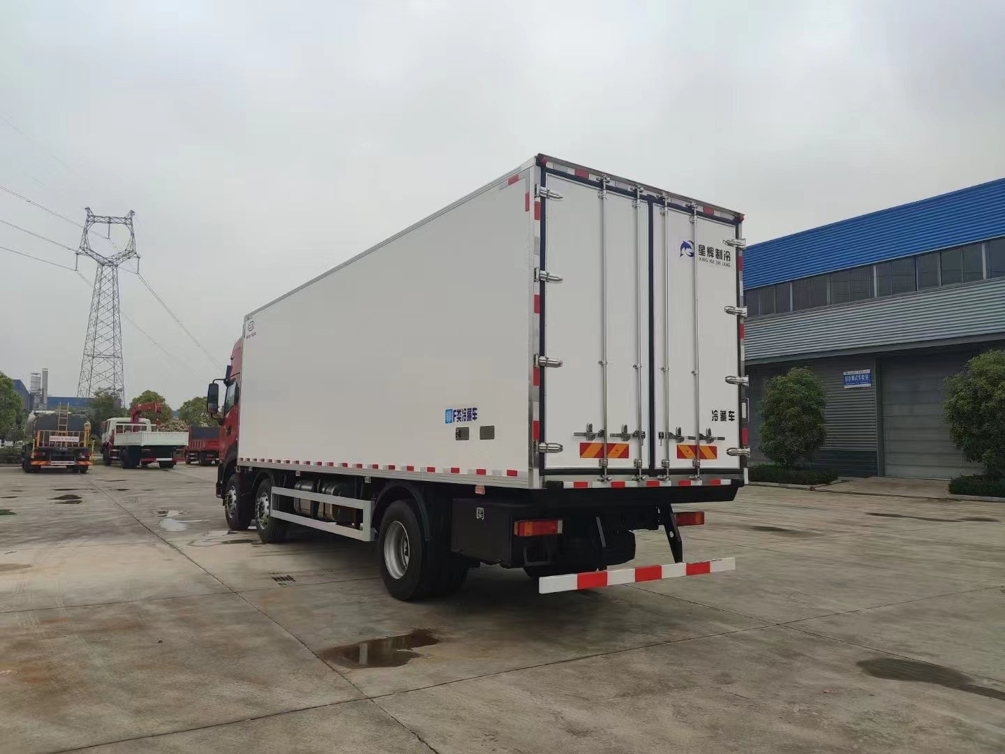 Dongfeng 10 Wheels Refrigerator Truck 6x4 Freezer Truck Refrigerated Container Truck