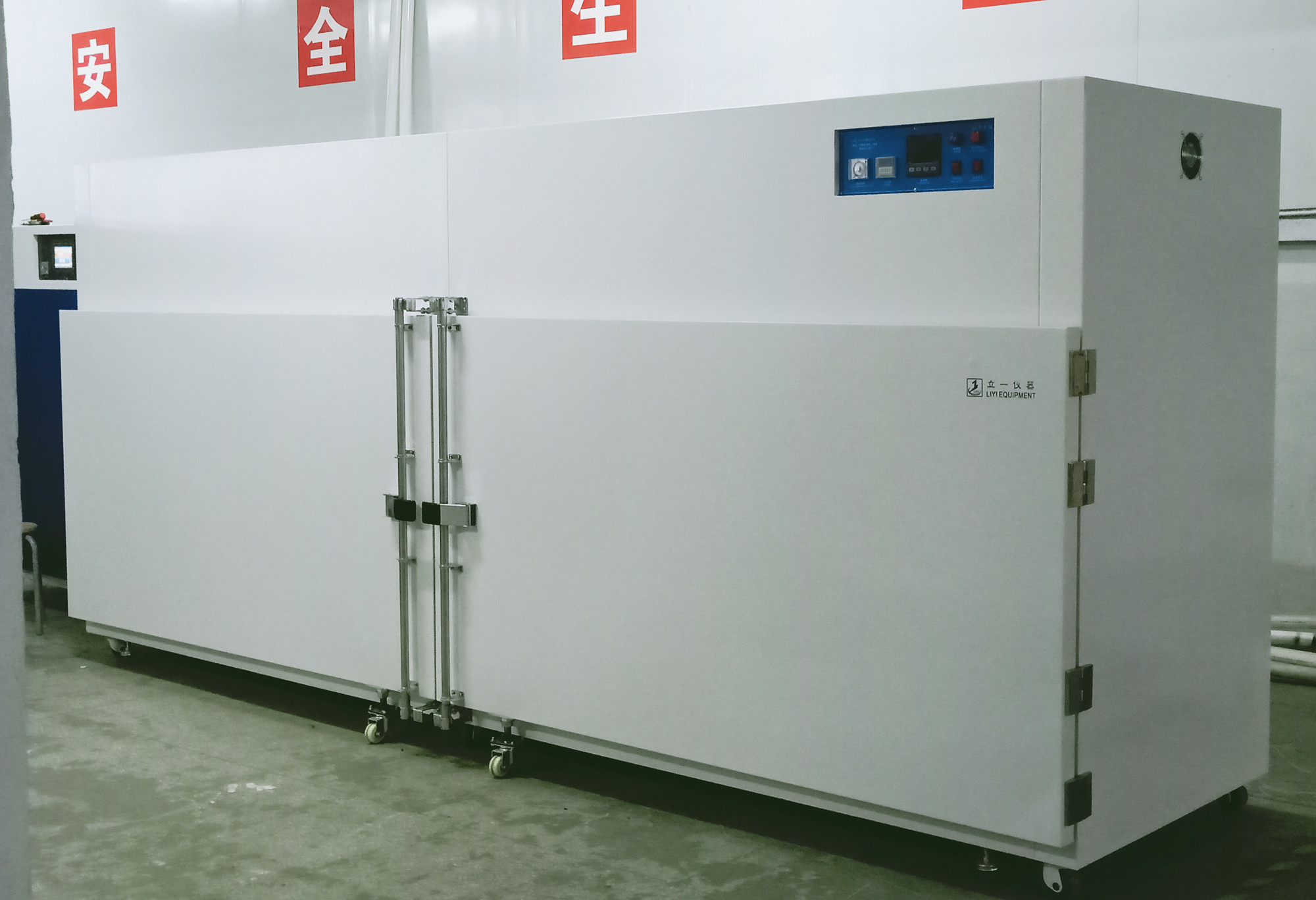 LIYI 4m Width High Temperature Laboratory Oven High Uniformity Metal Heat Treatment