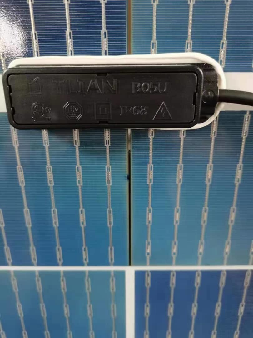 Bifacial 585W Monocrystalline Solar Panel , Half Cells Double Glass Solar Panel