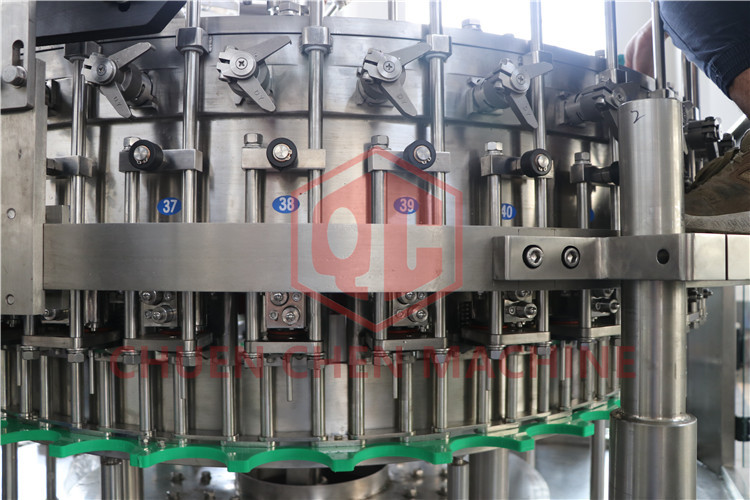 Double Vaccum Plastic Bottle Carbonated Beverage Filler With Counter Pressure Method