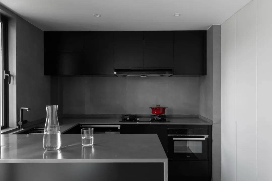 Japanese Style Modular Black Kitchen with Kitchen Island Melamine Board Door Material