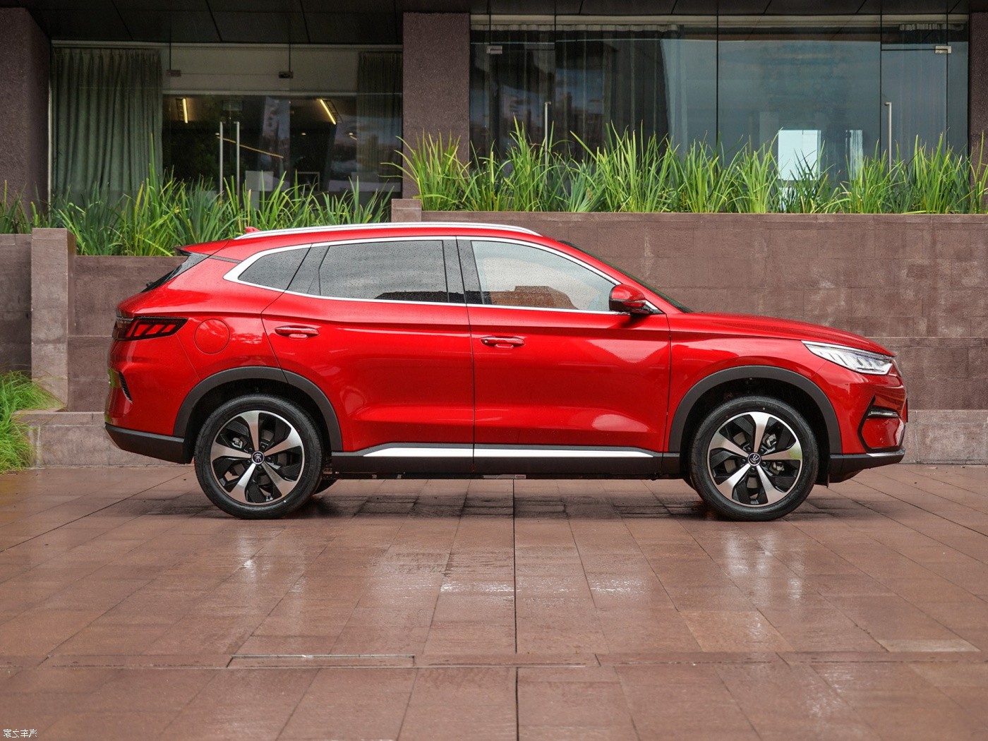 Chinese-made New car B YD Song PLUS compact SUV electric car has a range of 505 kilometers