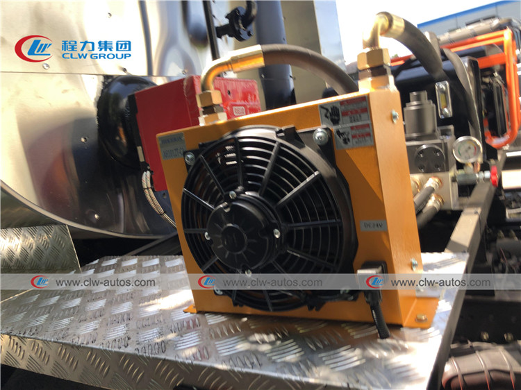 266HP 10000L Asphalt Patching Truck For Construction Company