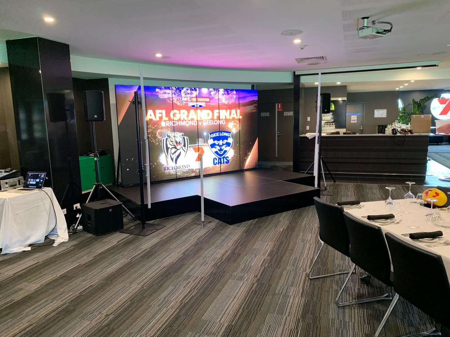 IP40 RGB Floor Standing Smart Led Poster Display For Advertising P2 P2.5 P3 640x1920mm