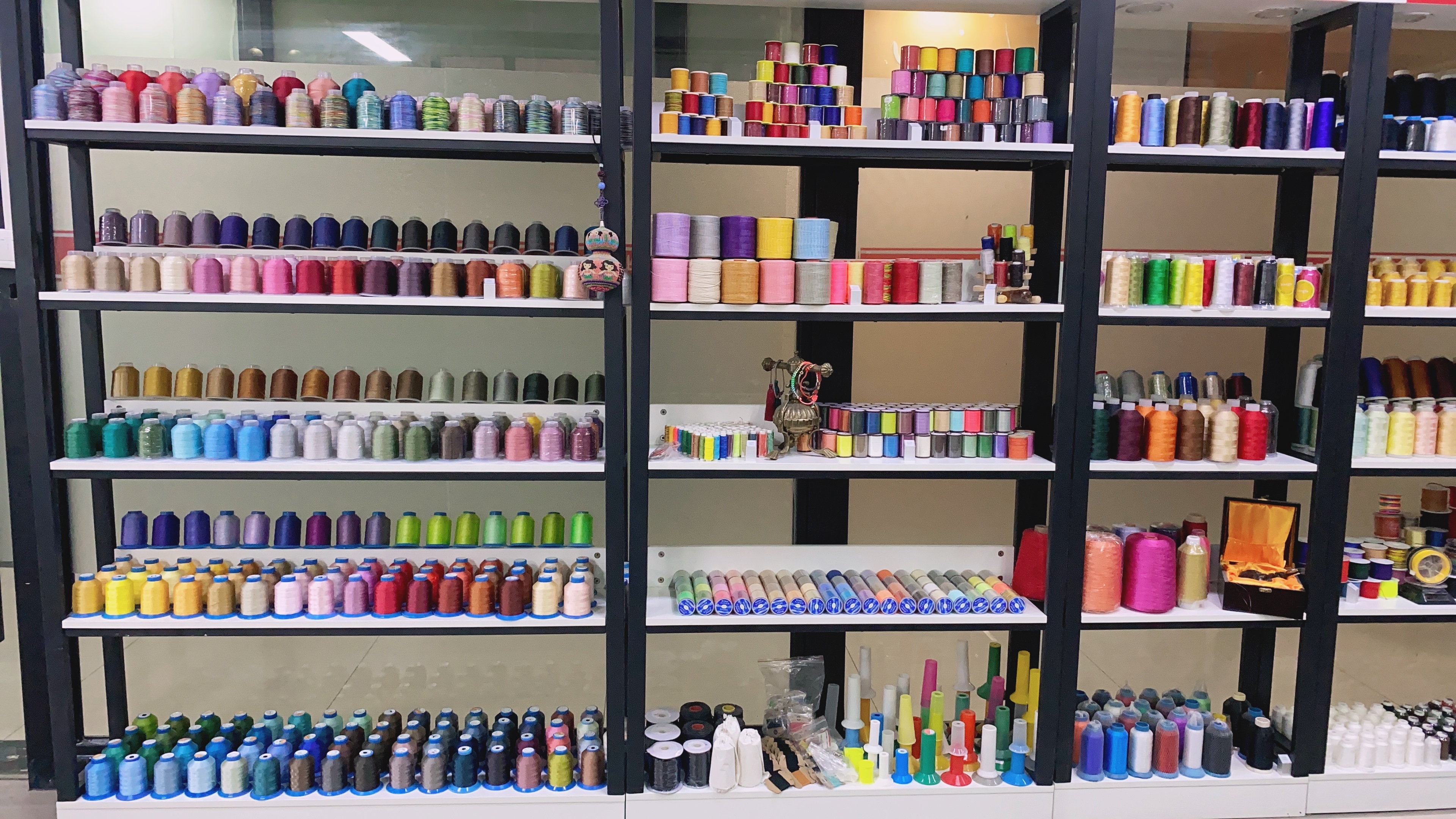 High Strength Sewing Thread Set Customized and Polyester Thread Sewing
