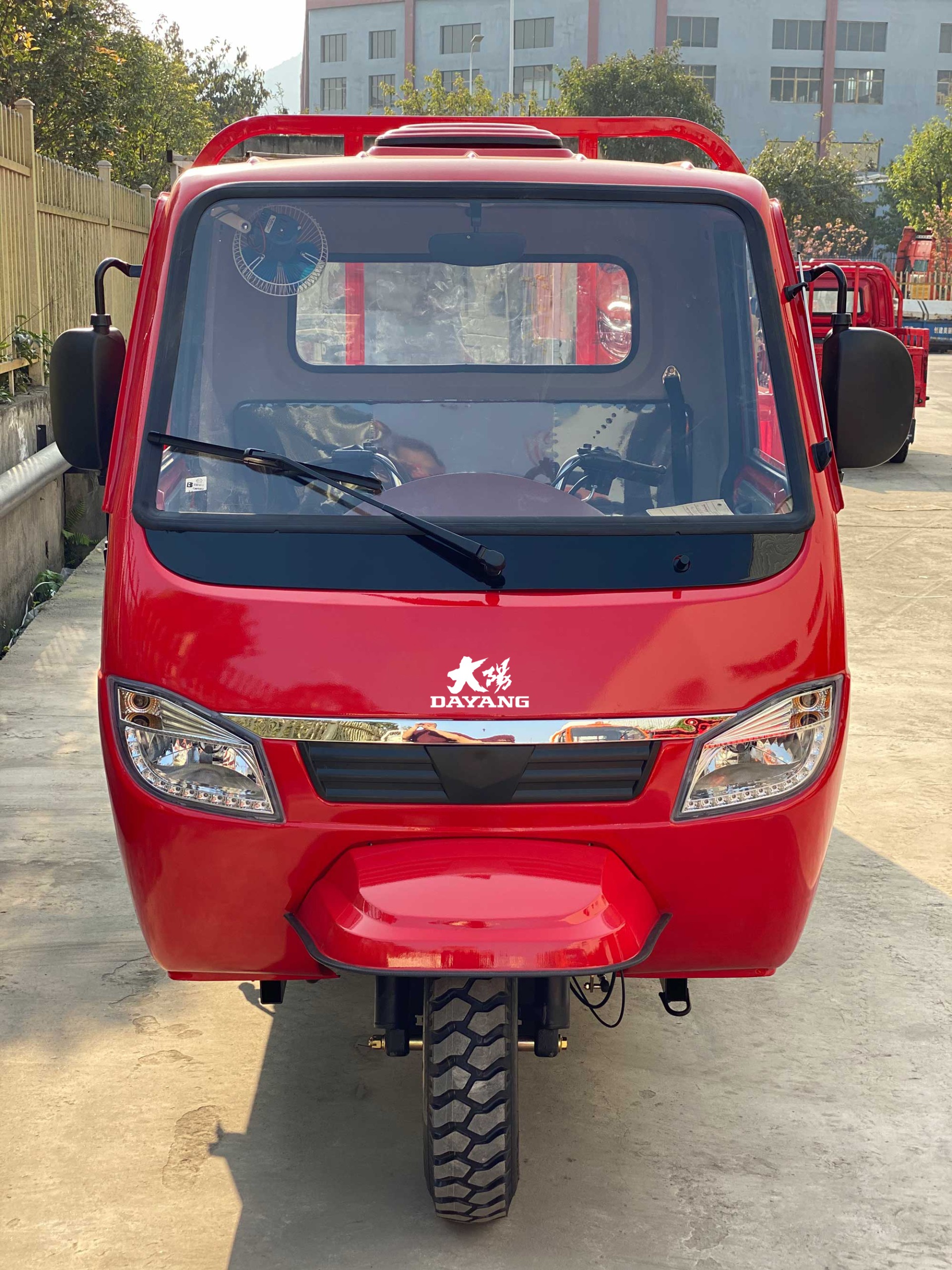 1 Passenger DAYANG Enclosed Cabin Cargo Tricycle with 200CC 250CC 300CC 350CC 3 Wheels