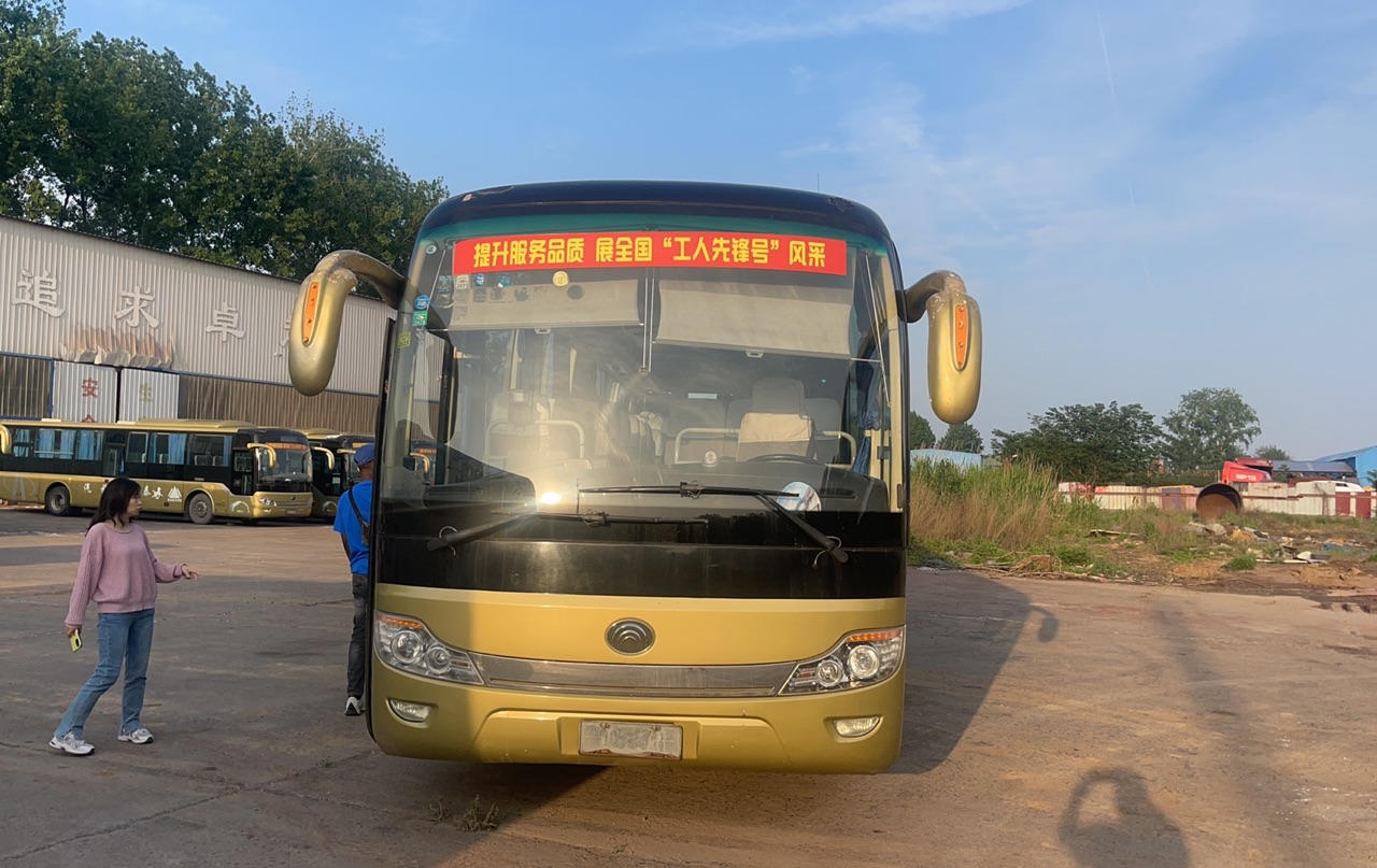 65 Seats Coach Bus Perfectly Refurbished with Manual Transmission and Great Deals