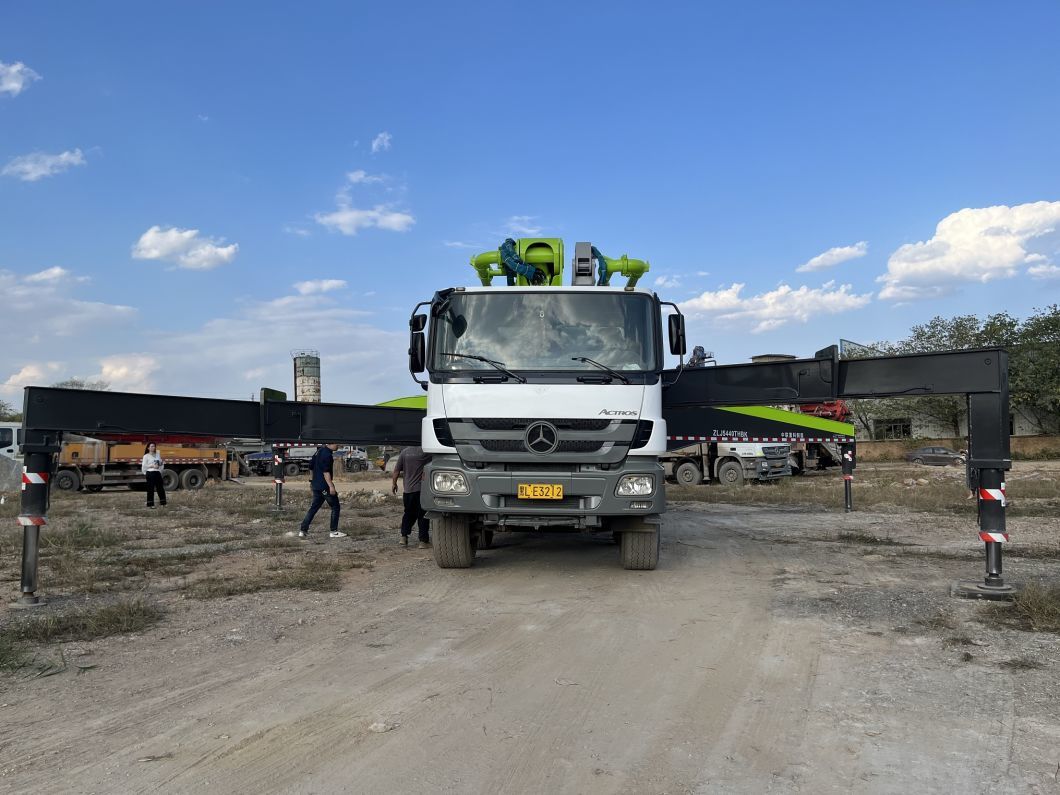 Cpbrothers Stock 2013 Top Renovated Condition Zoomlion 56m Truck Pump Concrete Pump Concrete Mixer for Sale at Low Price